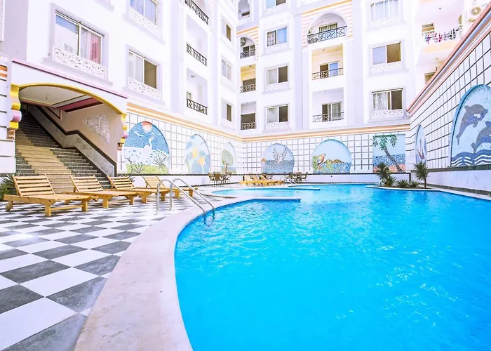 Rare New Marina Hotspot With Fast Free Wifi, Balcony & Pool Apartment *