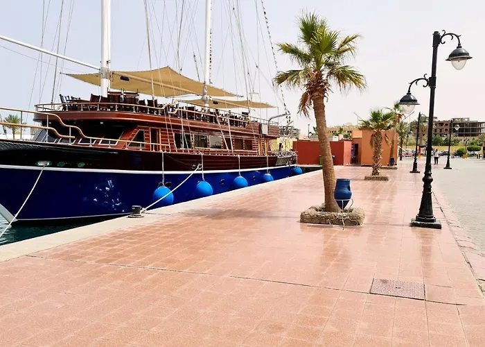 Rare New Marina Hotspot With Fast Free Wifi, Balcony & Pool Apartment *