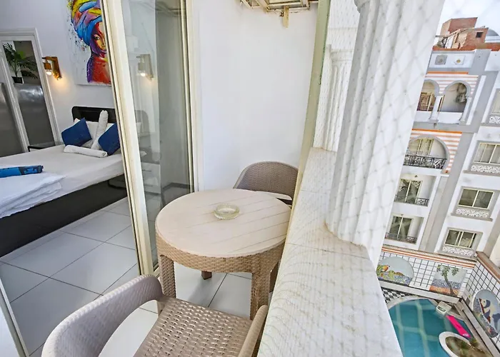 Rare New Marina Hotspot With Fast Free Wifi, Balcony & Pool Apartment *