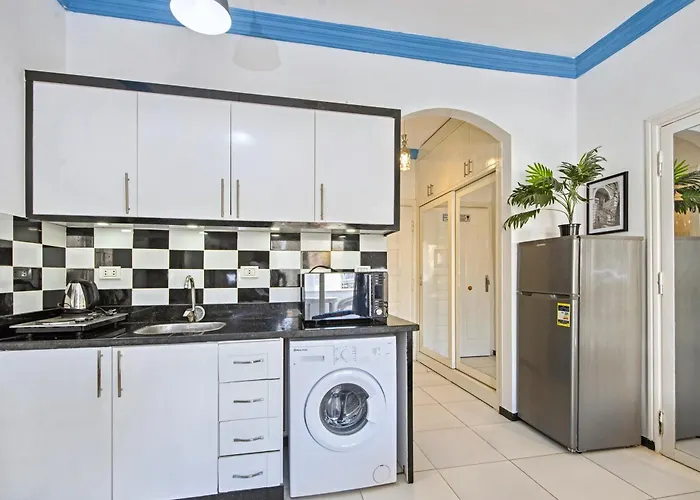 Apartment Rare New Marina Hotspot With Fast Free Wifi, Balcony & Pool *