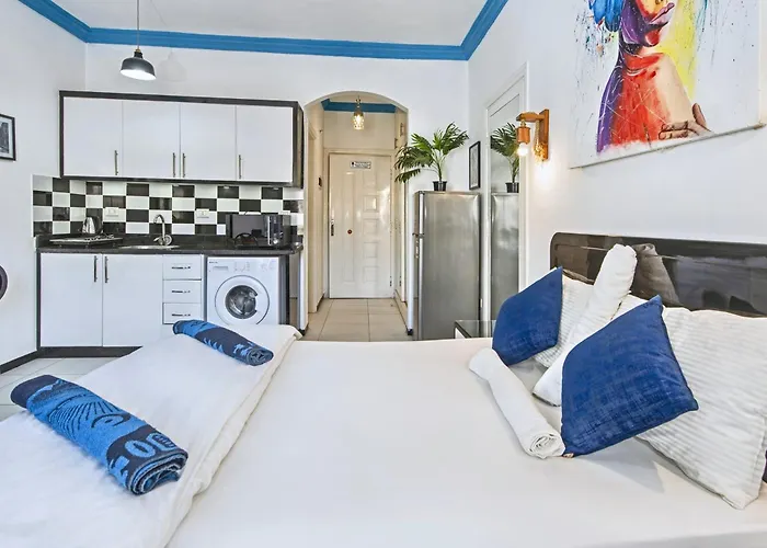 Rare New Marina Hotspot With Fast Free Wifi, Balcony & Pool *
