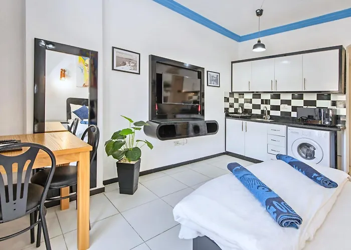 Rare New Marina Hotspot With Fast Free Wifi, Balcony & Pool Apartment
