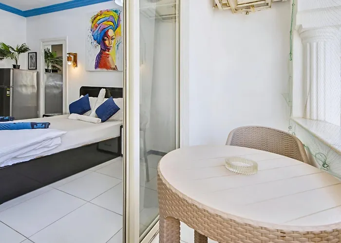 Apartment Rare New Marina Hotspot With Fast Free Wifi, Balcony & Pool *